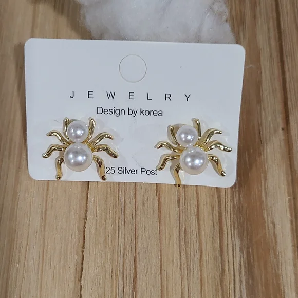 🕷🕷NEW🕷🕷GORGEOUS!! Faux Pearl Spider Earrings in 925 Silver Posts - Picture 16 of 16